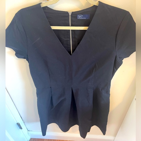 Chic short sleeve black dress. V-neck with back zipper. Size 12 from the Gap. - Picture 5 of 5